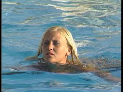 Geile Blondine beim erbarmungslosen Kehlenfick am Pool