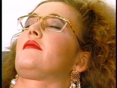 Deutsche Amateurmilf mit Strapsen fickt wie wild