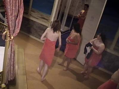 Junge Paare erleben heißen Gangbang im Swingerclub