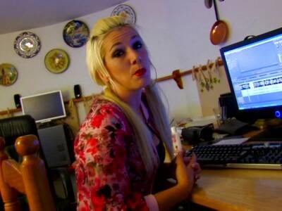 Blonde Milky gibt Kehlenfick und lässt sich arschficken