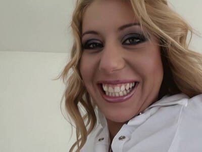 Blonde lässt sich ihren geilen Arsch von zwei Kerlen durchrammeln
