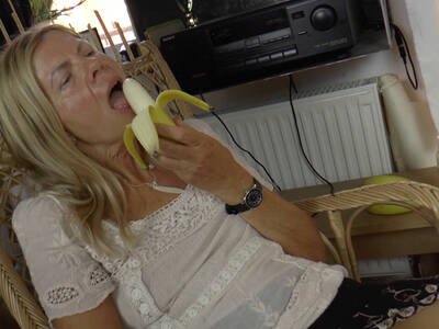 Milf wird mit Banane gefüllt und dann hart gefickt