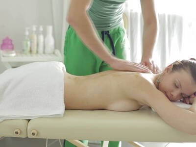 Geile russische Teen lässt sich vom Masseur durchnehmen