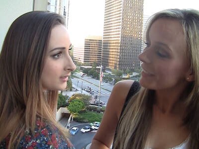Lesbensex Ashley Adams und Pristine Edge feucht am Muschi reiben