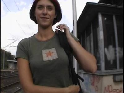 Deutsche Amateurin schiebt sich Karotte selbst tief in die Muschi