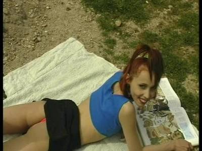 Ungarisches Redhead wird draußen im Doggy Style hart gefickt